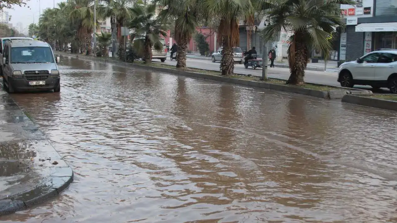 Adana’da İçme Suyu Borusu Patladı: Sokaklar Göle Döndü! 3